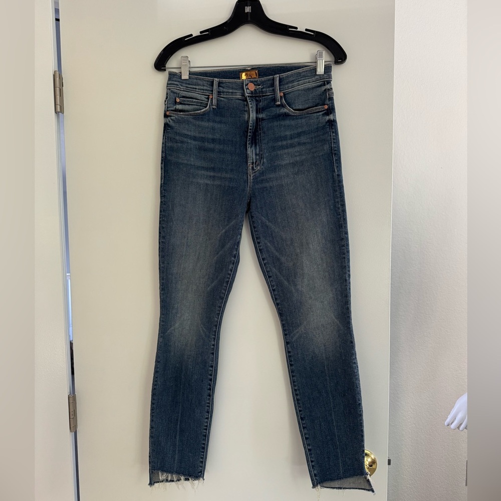 MOTHER Indigo Cropped Ankle Jeans with Raw Hem